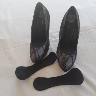 Zapatos de tacón negros y grises con encaje