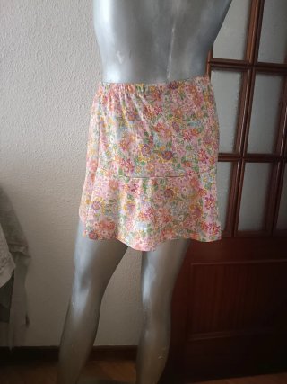 Mini falda rosa floral corte fluido