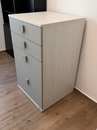 Cassettiera spaziosa in legno