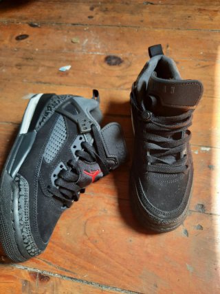Zapatillas Jordan Negras y Grises