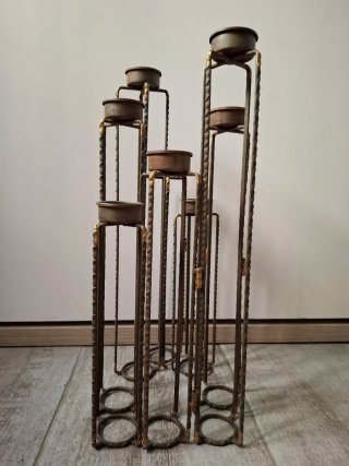 Candelabro de metal dorado y marrón