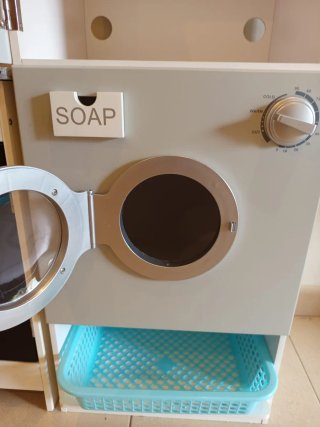 Cocinita de madera con lavadora y nevera