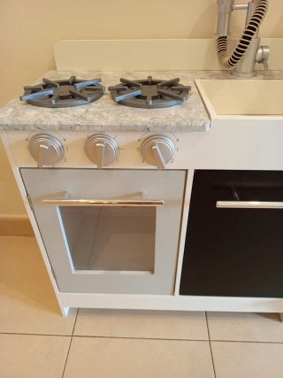 Cocinita de madera con lavadora y nevera