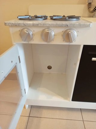 Cocinita de madera con lavadora y nevera
