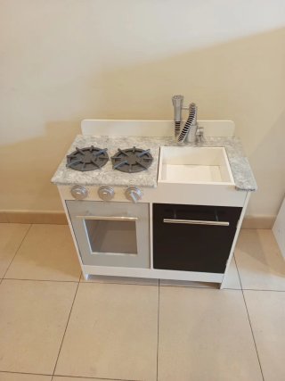 Cocinita de madera con lavadora y nevera