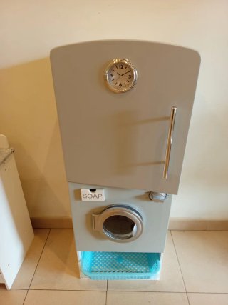 Cocinita de madera con lavadora y nevera