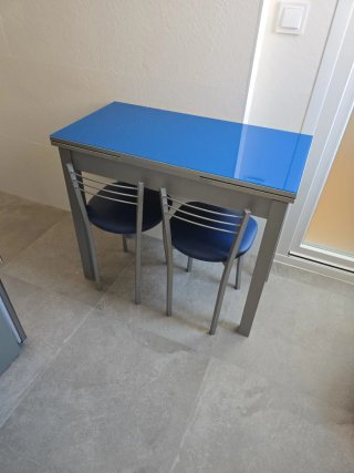 Mesa de cocina cristal azul y metal