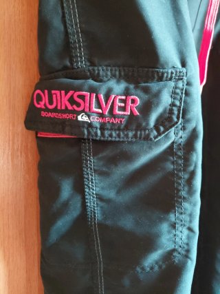 Bermudas Quiksilver Negras y Rojas