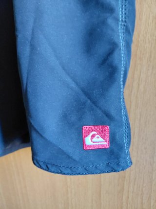 Bermudas Quiksilver Negras y Rojas