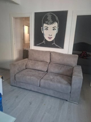 Sofá de tela gris/beige
