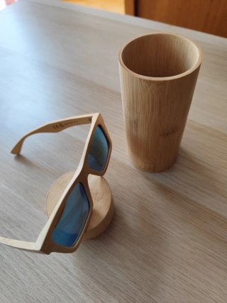 Gafas de sol ecológicas, madera con lentes azules