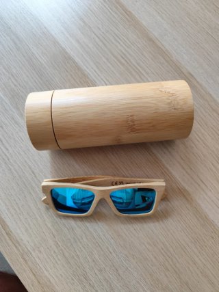 Gafas de sol ecológicas, madera con lentes azules