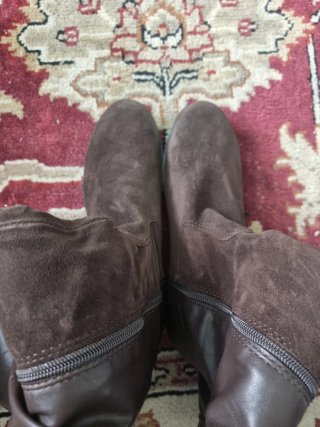 2 pares de botas altas: unas marrones y otras negr