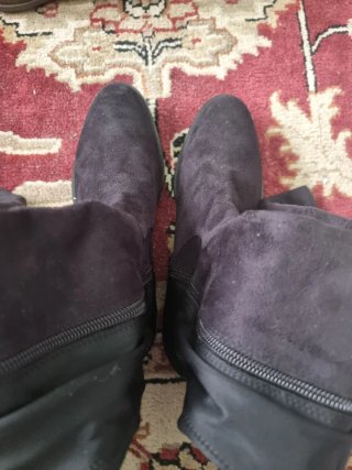 2 pares de botas altas: unas marrones y otras negr