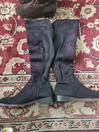 2 pares de botas altas: unas marrones y otras negr