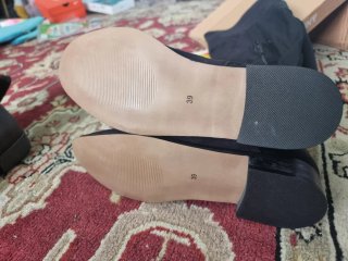 2 pares de botas altas: unas marrones y otras negr
