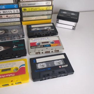 Lotto 51 musicassette vintage con custodie e DAT
