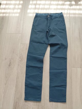 Pantalones beige y azules