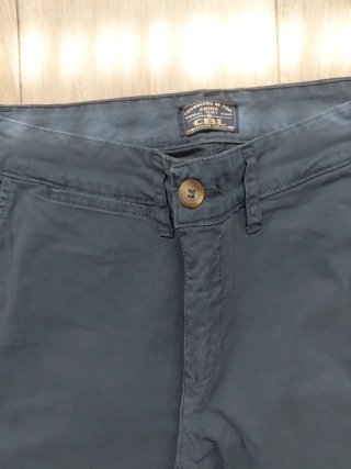 Pantalones beige y azules