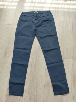 Pantalones beige y azules