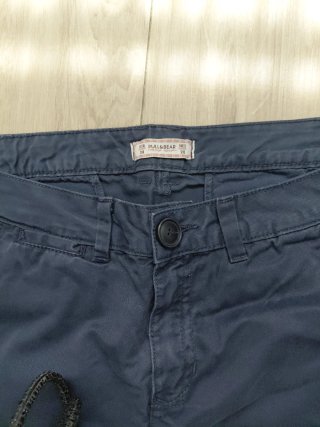 Pantalones beige y azules