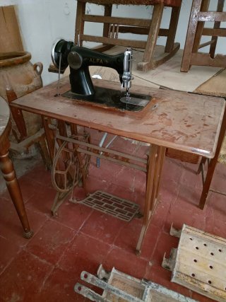Máquina de coser Alfa antigua