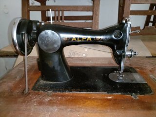 Máquina de coser Alfa antigua