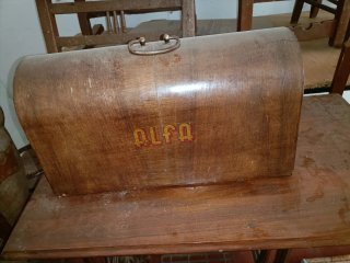 Máquina de coser Alfa antigua