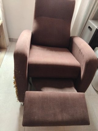 Sillón marrón de tela