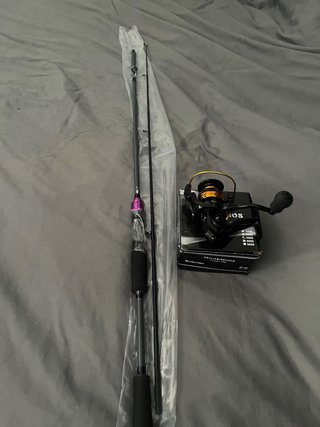 Caña y carrete de pesca (A estrenar)