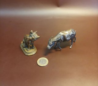Figuras antiguas bronce / latón cerdo y búfalo