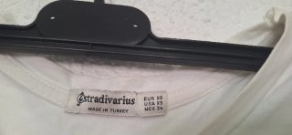 Camiseta Stradivarius con pedrería