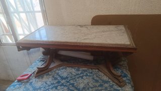 Mesa antigua de mármol y madera