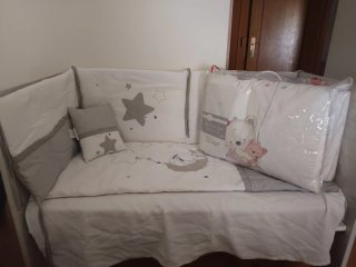Cuna de bebé con diseño de conejo