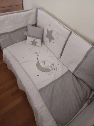 Cuna de bebé con diseño de conejo