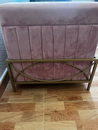 Puf baúl terciopelo rosa y metal dorado