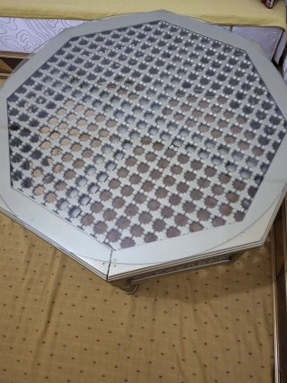 Mesa auxiliar dorada con tapa de cristal