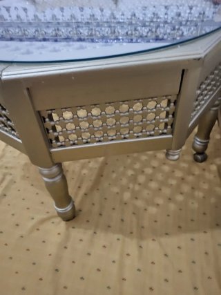 Mesa auxiliar dorada con tapa de cristal