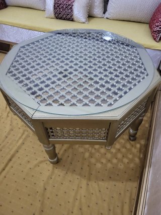 Mesa auxiliar dorada con tapa de cristal