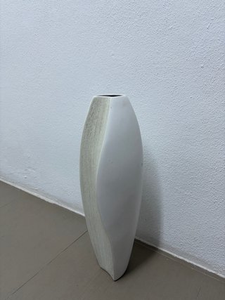 Jarrón de cerámica blanco