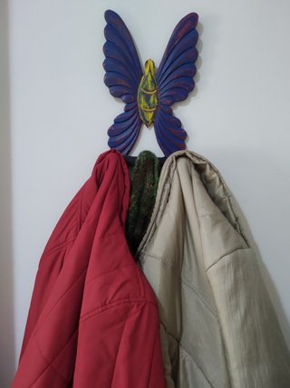 Perchero en madera de Albasia (Mariposa)