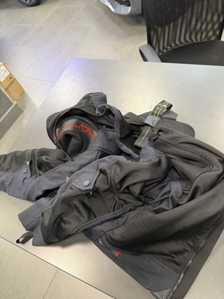 Chaqueta Moto Negra con Capucha