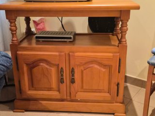 Mesa auxiliar de pino con puertas