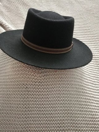 Sombrero de lana negro, con ala ancha.