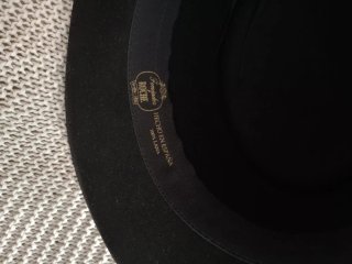 Sombrero de lana negro, con ala ancha.