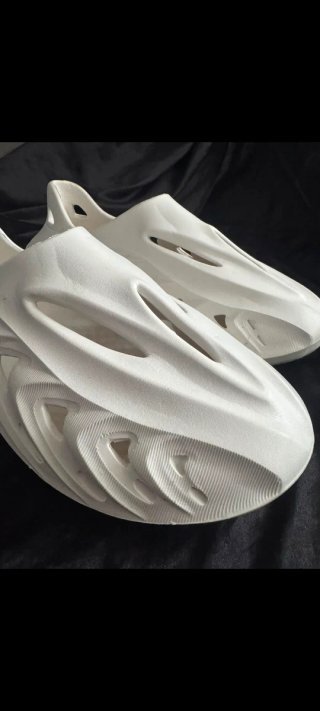 Zuecos futuristas blancos