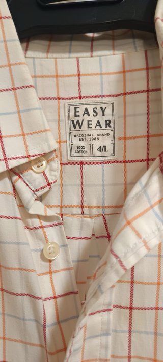 Camisa de cuadros blanca y roja de hombre