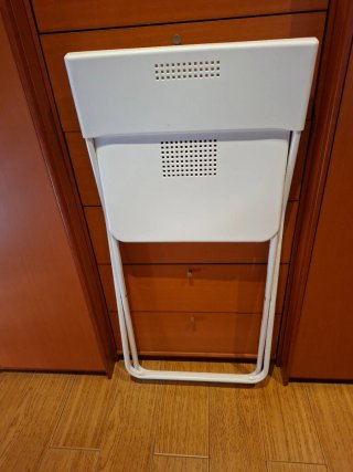 Silla plegable blanca metal y plástico