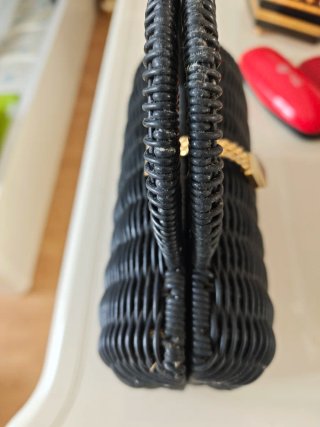 Bolso de mano tejido negro y dorado