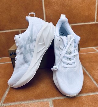 Asics Novablast 5 Blancas Talla 43.5 Nuevas